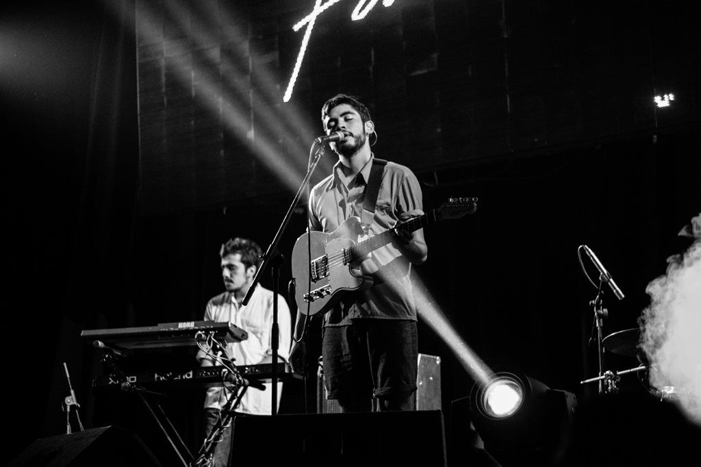 Man op podium die zingt